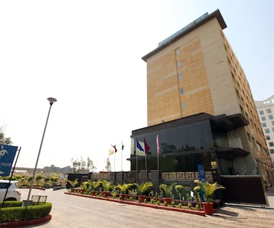 https://imgcld.yatra.com/ytimages/image/upload/t_hotel_yatra_city_desktop/v1432310259/Domestic Hotels/Hotels_New Delhi/The Golden Palms Hotel/exterior_6.jpg